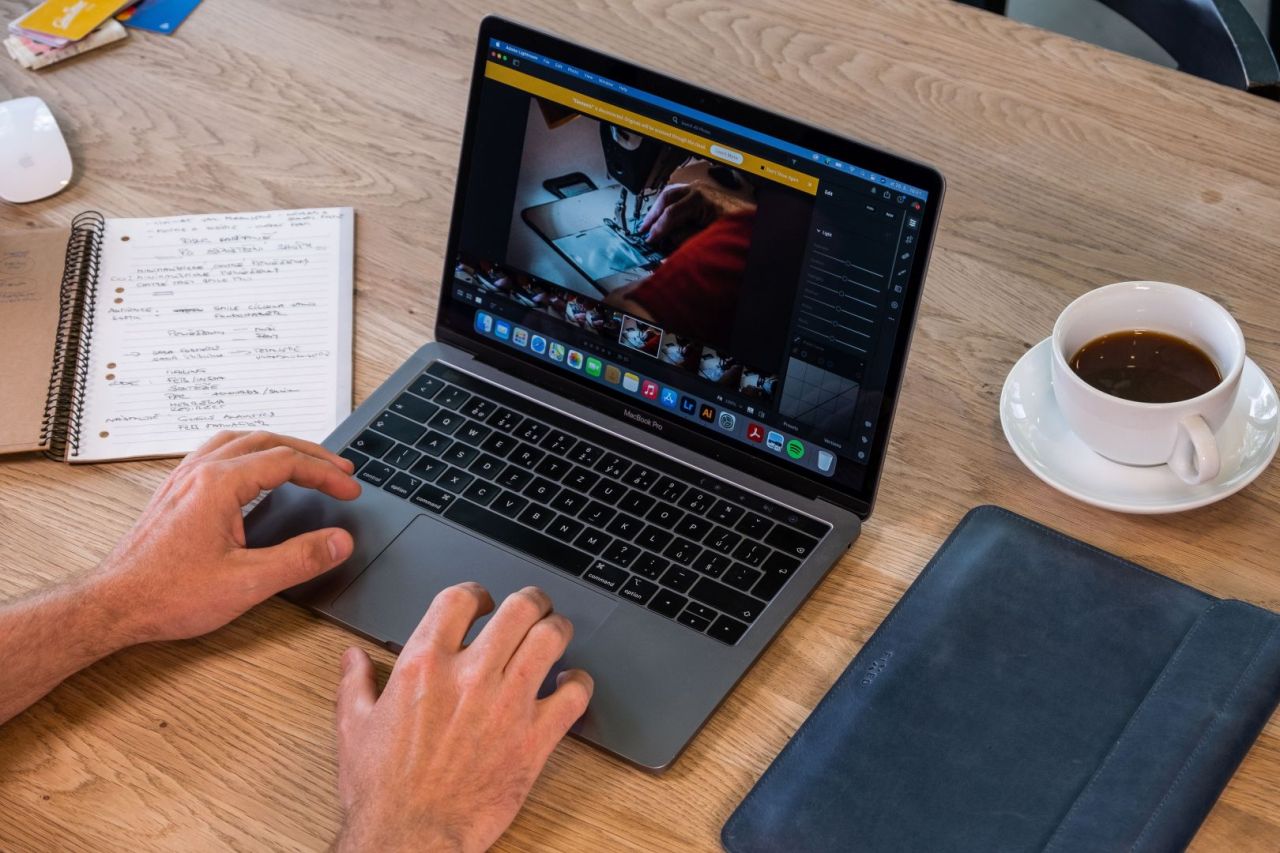 FIXED Bőrtok FIXED Oxford for Apple MacBook Pro (2019 and newer) 16" Kék