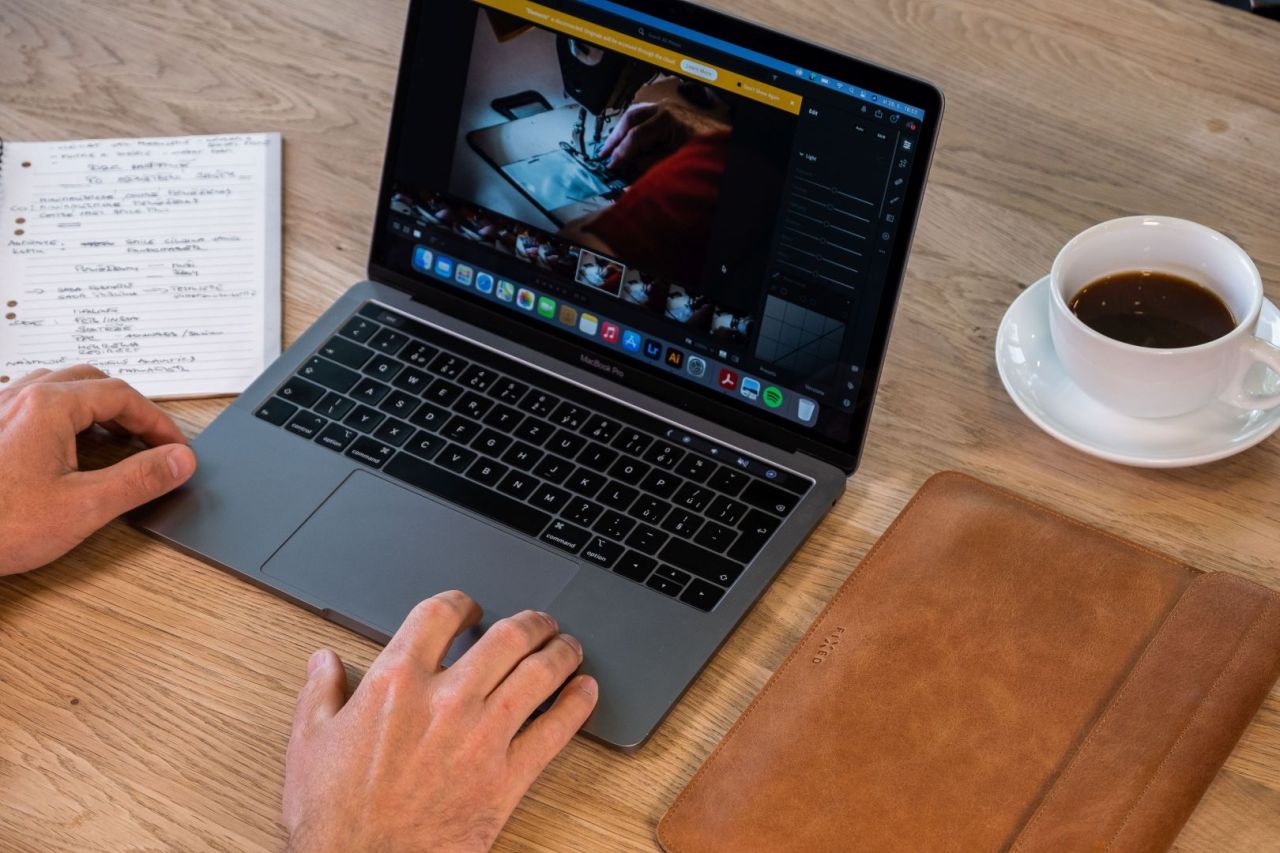 FIXED Oxford bőr tok Apple MacBook Pro 16" (2019 és újabb), barna