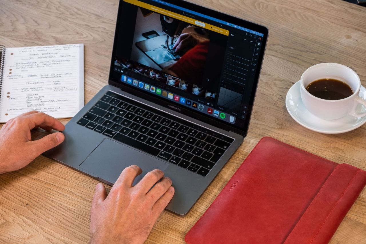 FIXED Bőrtok FIXED Oxford for Apple MacBook Pro 2019 and newer) 16" Piros