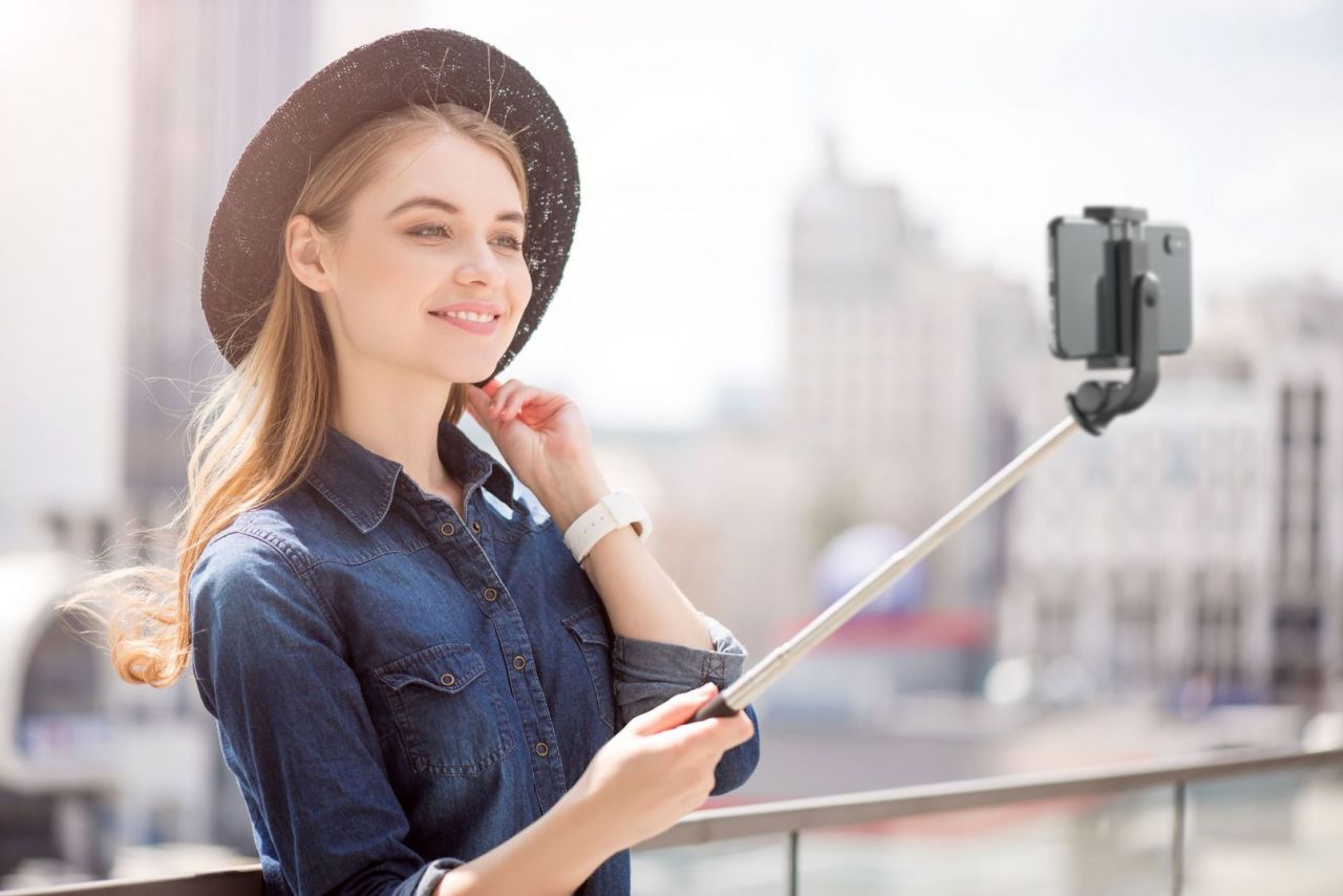 Cellularline Bluetooth selfie stick Freedom with tripod function, black