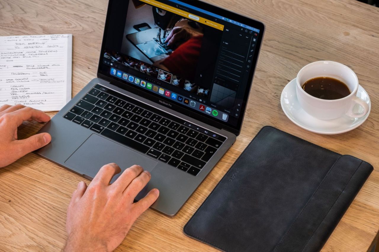 FIXED Oxford bőr tok Apple MacBook Air 13 " Retina (2018/2019/2020), fekete