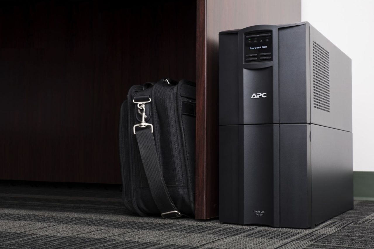 APC SMT3000IC Smart-UPS LCD 3000VA UPS