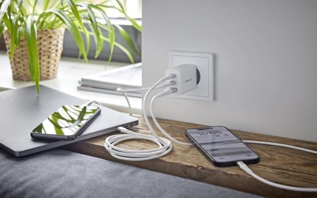 Intenso W65ACC 2xUSB-C USB-A Power Adapter White