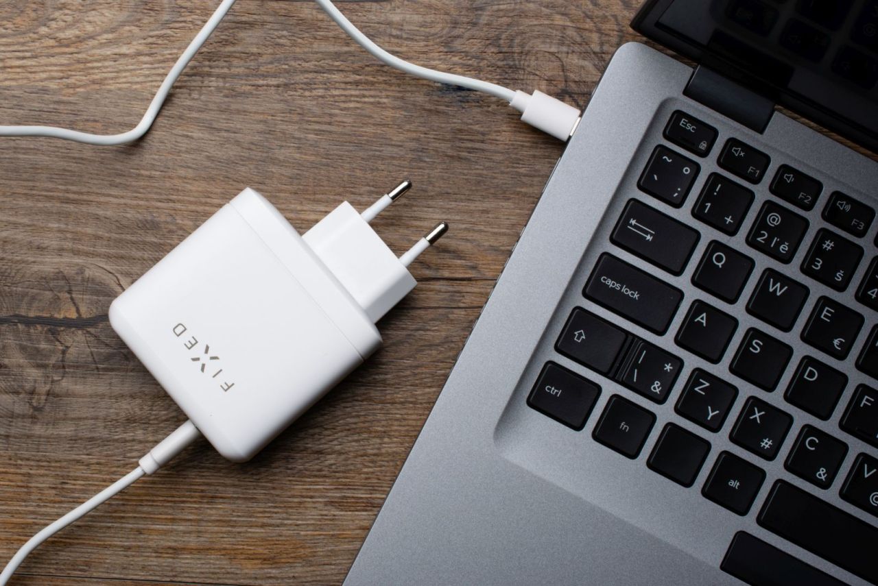 FIXED hálózati töltő USB-C és 2db USB kimenettel, PD, 45W, fehér