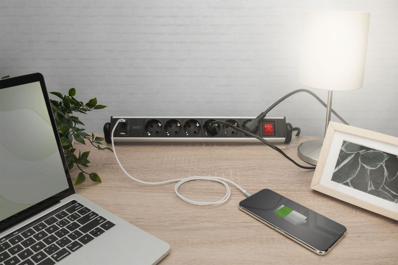 Digitus Hálózati Elosztó Kapcsolóval 6DIN, 3xUSB 1,5m Black Digitus Hálózati Elosztó Kapcsolóval 6DIN, 3xUSB 1,5m Black