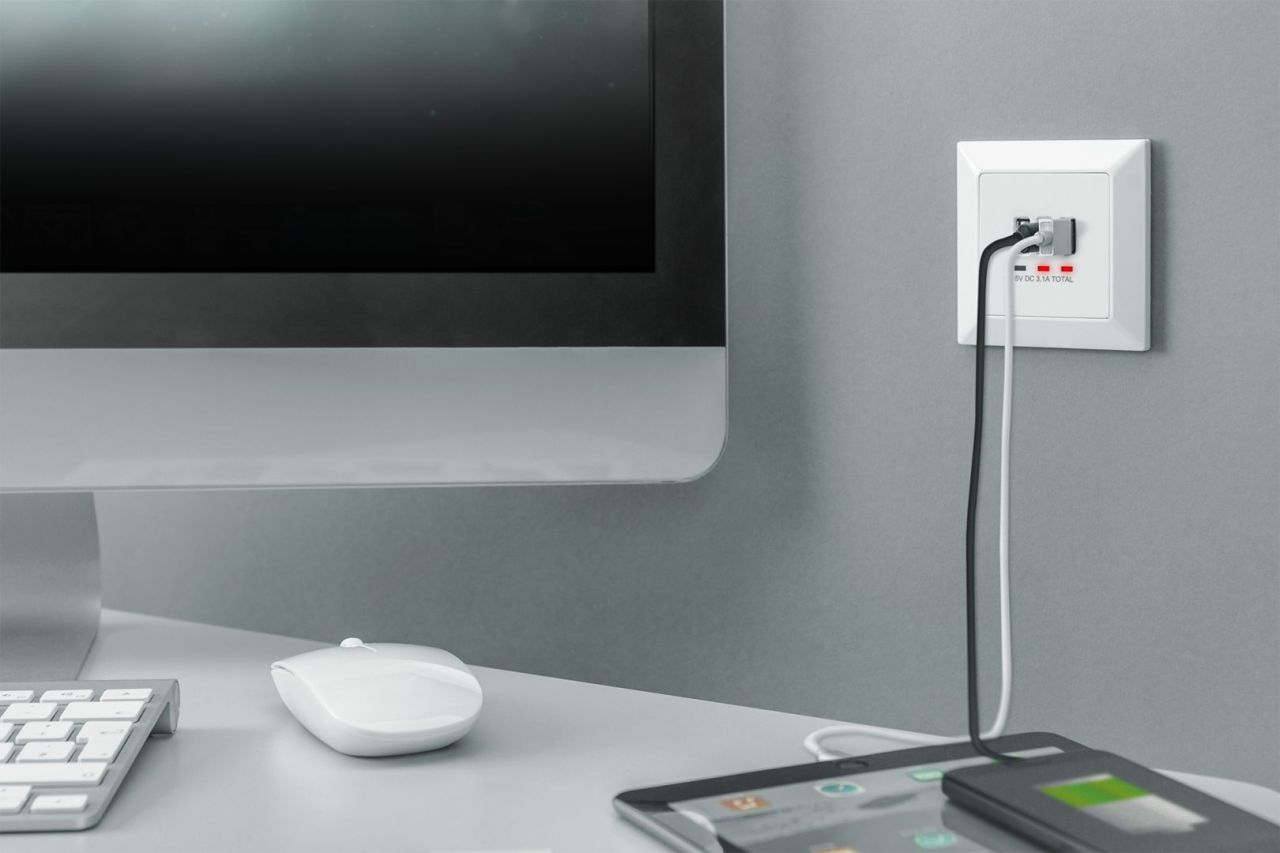 Digitus DA-70618 csatlakozóaljzat 2 x USB A + 1 x USB C White