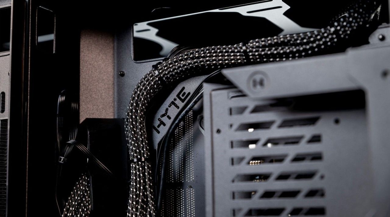 HYTE Y60 Tempered Glass Pitch Black HYTE Y60 Tempered Glass Pitch Black