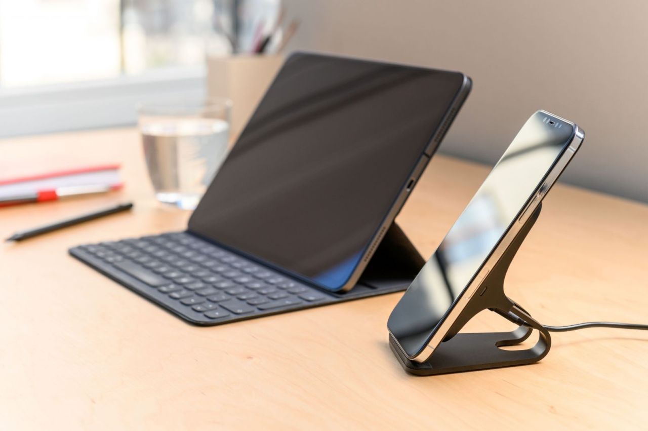 FIXED vezeték nélküli töltő állvány, 15W, fekete FIXED vezeték nélküli töltő állvány, 15W, fekete