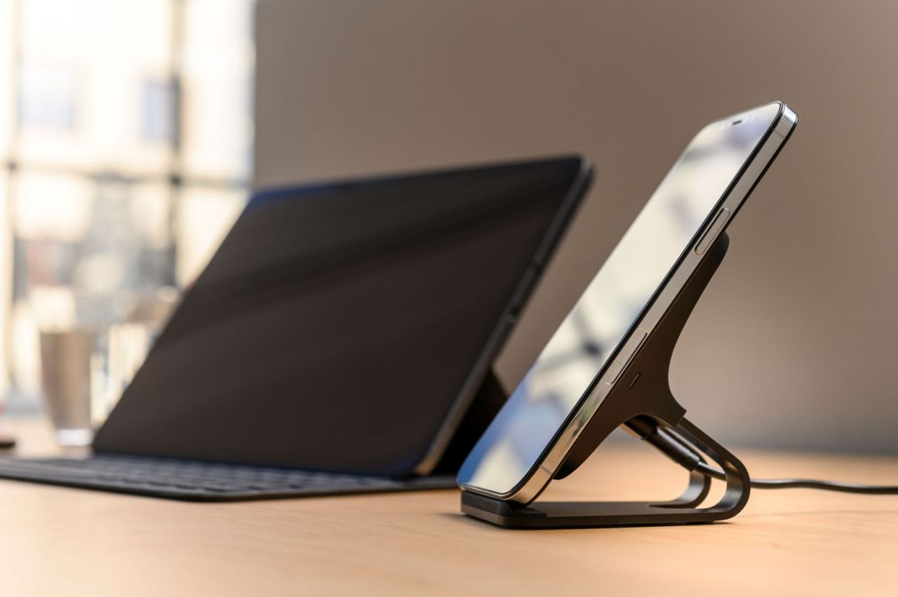 FIXED vezeték nélküli töltő állvány, 15W, fekete FIXED vezeték nélküli töltő állvány, 15W, fekete