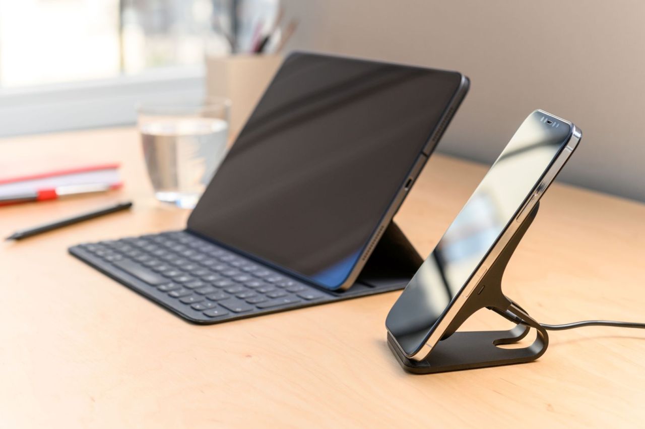 FIXED Frame vezeték nélküli állvány gyors vezeték nélküli töltéssel 15W, fekete FIXED Frame vezeték nélküli állvány gyors vezeték nélküli töltéssel 15W, fekete