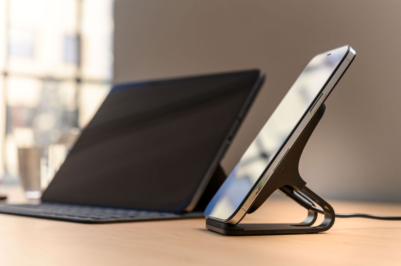 FIXED Frame vezeték nélküli állvány gyors vezeték nélküli töltéssel 15W, fekete FIXED Frame vezeték nélküli állvány gyors vezeték nélküli töltéssel 15W, fekete