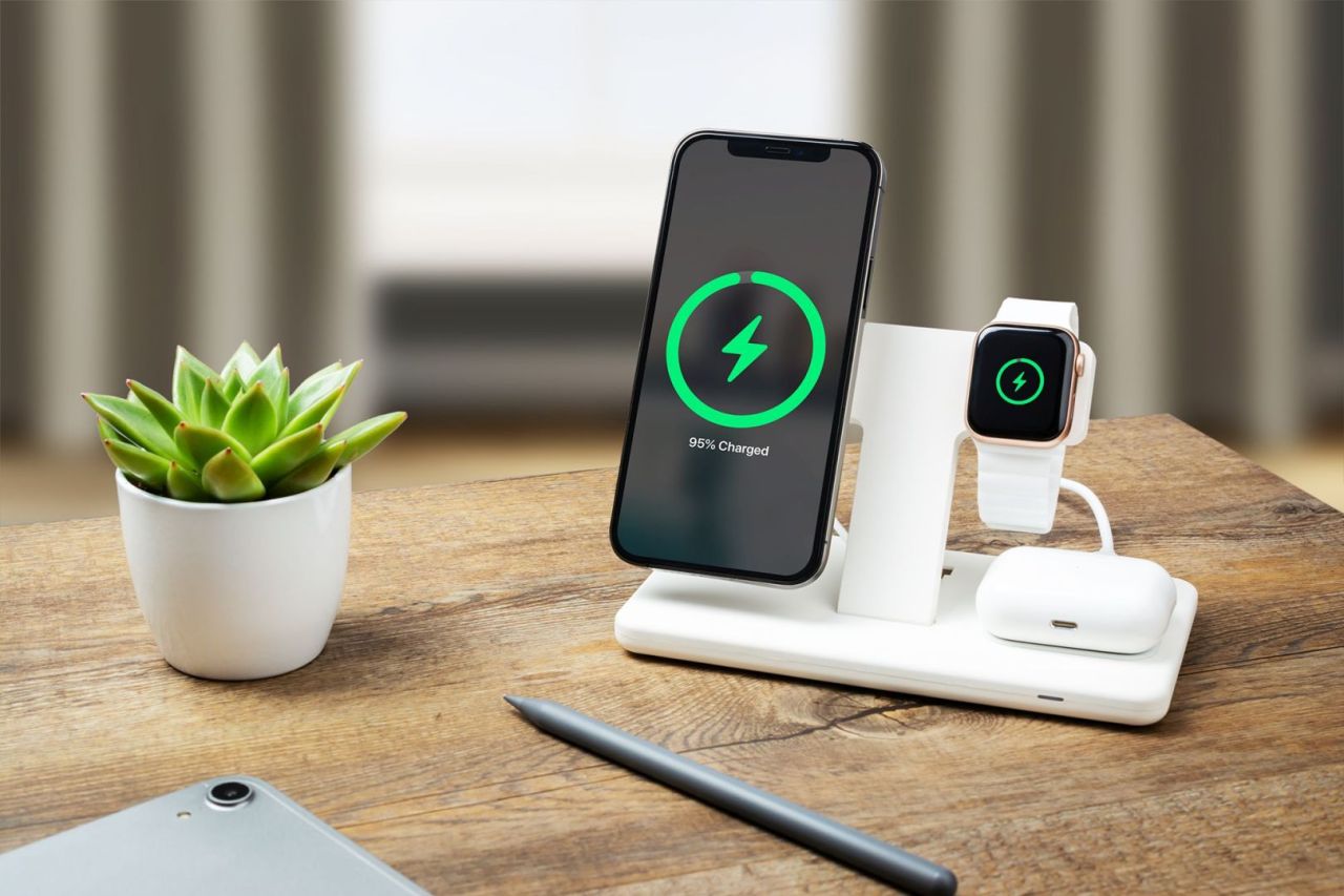 FIXED MagPowerstation 3 az 1-ben vezeték nélküli töltőállvány MagSafe tartozékokkal, fehér