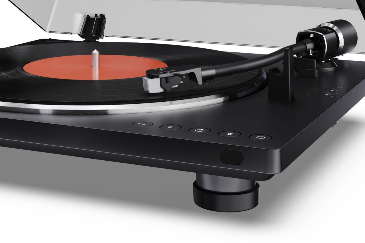 Sharp Automatic Turntable with Bluetooth-out