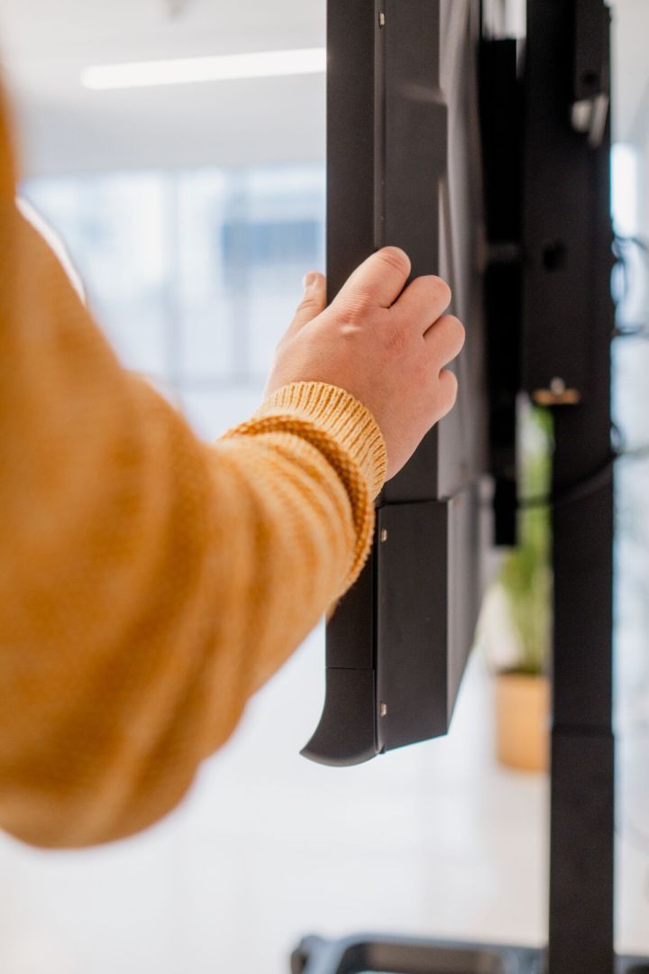 Vogel's RISE 5200 Motorized Display Lift Trolley DirectControl Black Vogel's RISE 5200 Motorized Display Lift Trolley DirectControl Black