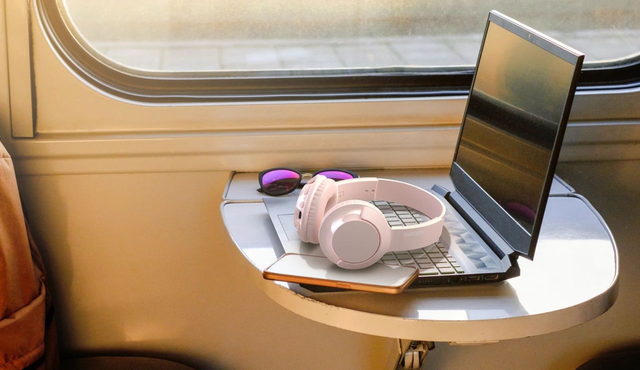 Philips On-ear Headband Wireless Bluetooth Headset Pink Philips On-ear Headband Wireless Bluetooth Headset Pink