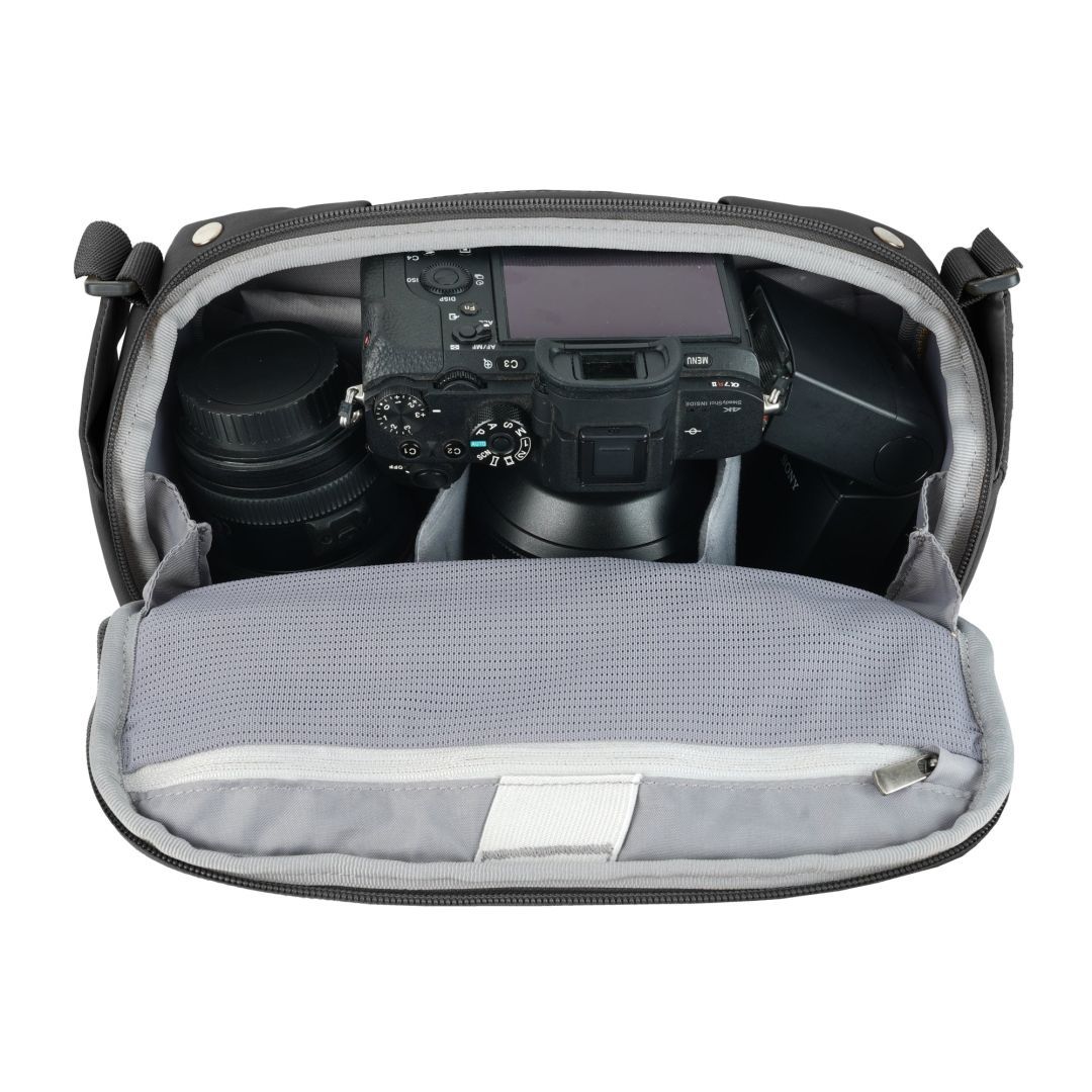 Vanguard VEO Metro 4-Liter Camera and Everyday Shoulder Bag Black