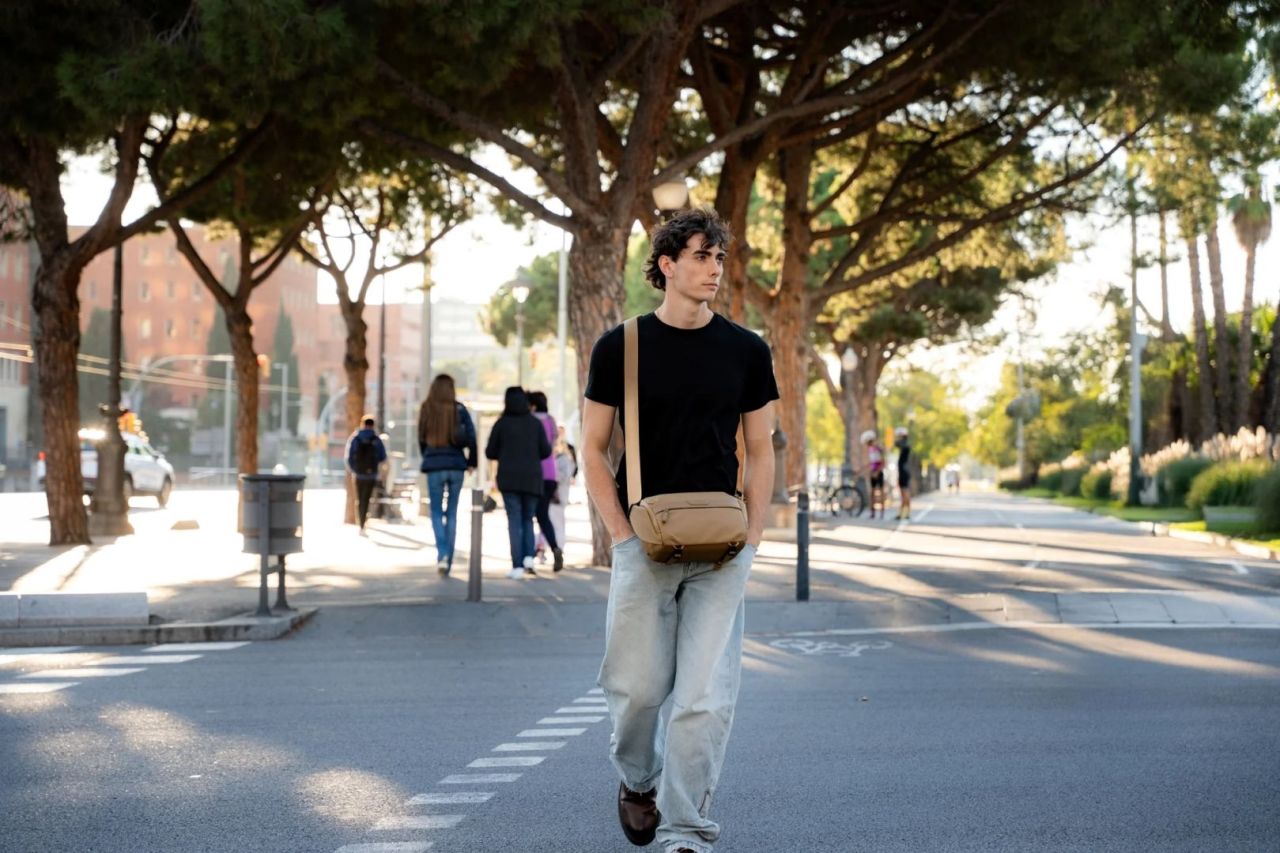 Vanguard VEO Metro 4-Liter Camera and Everyday Shoulder Bag Beige