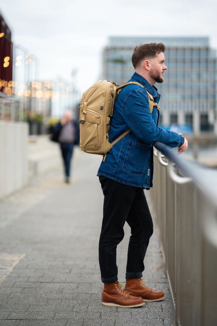 Vanguard VEO Metro 25-Liter Camera and Everyday Backpack Magenta