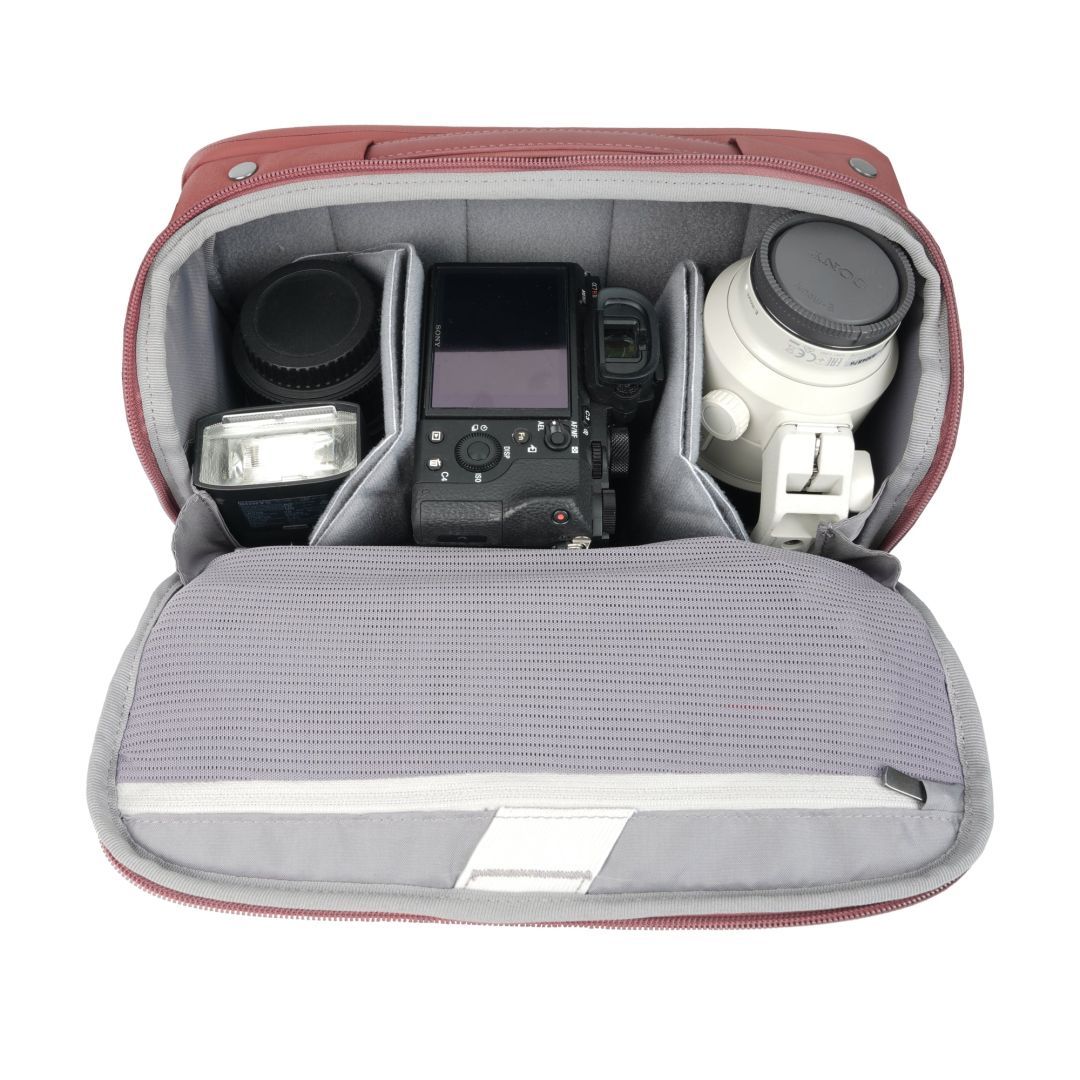 Vanguard VEO Metro 7-Liter Camera and Everyday Shoulder Bag Magenta