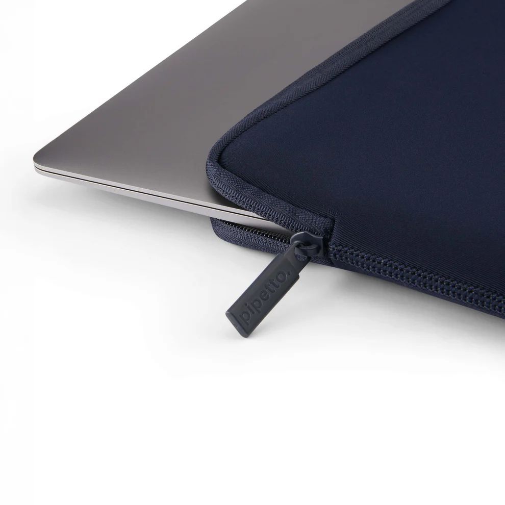 Pipetto Classic Fit Sleeve bag for MacBook 13/14 Dark Blue Pipetto Classic Fit Sleeve bag for MacBook 13/14 Dark Blue