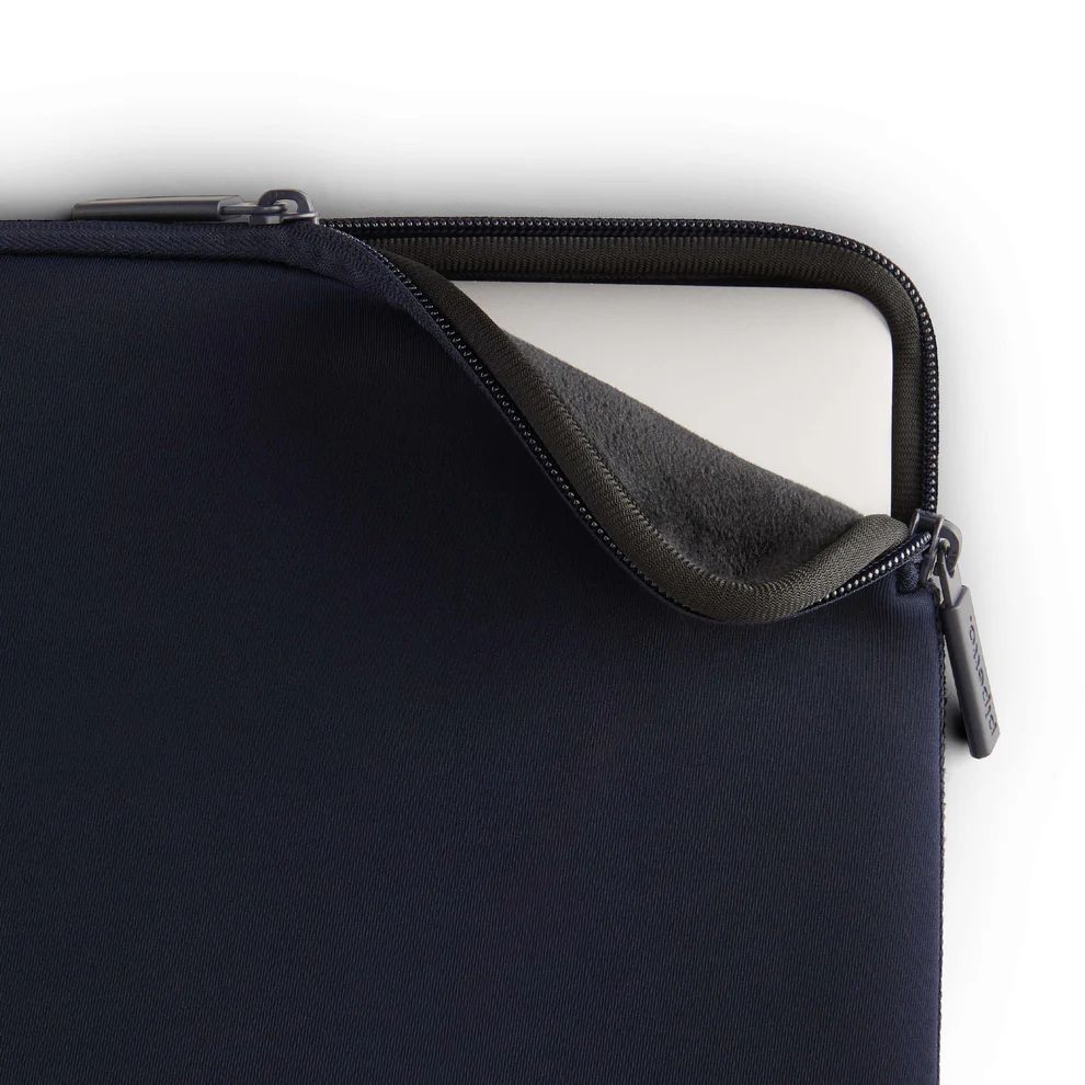 Pipetto Classic Fit Sleeve bag for MacBook 13/14 Dark Blue Pipetto Classic Fit Sleeve bag for MacBook 13/14 Dark Blue
