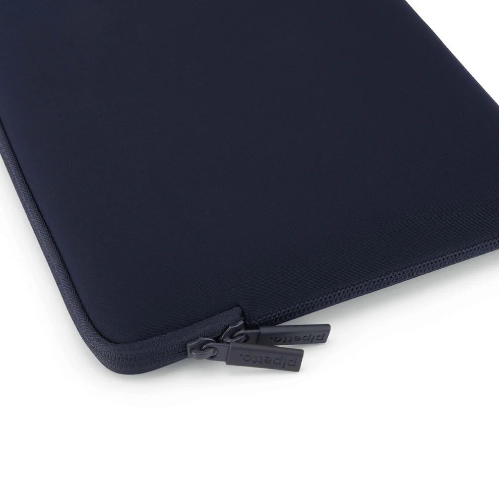 Pipetto Classic Fit Sleeve bag for MacBook 13/14 Dark Blue Pipetto Classic Fit Sleeve bag for MacBook 13/14 Dark Blue
