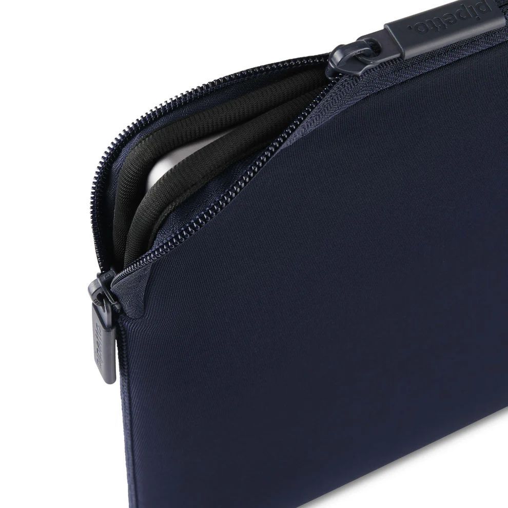 Pipetto Classic Fit Sleeve bag for MacBook 13/14 Dark Blue Pipetto Classic Fit Sleeve bag for MacBook 13/14 Dark Blue