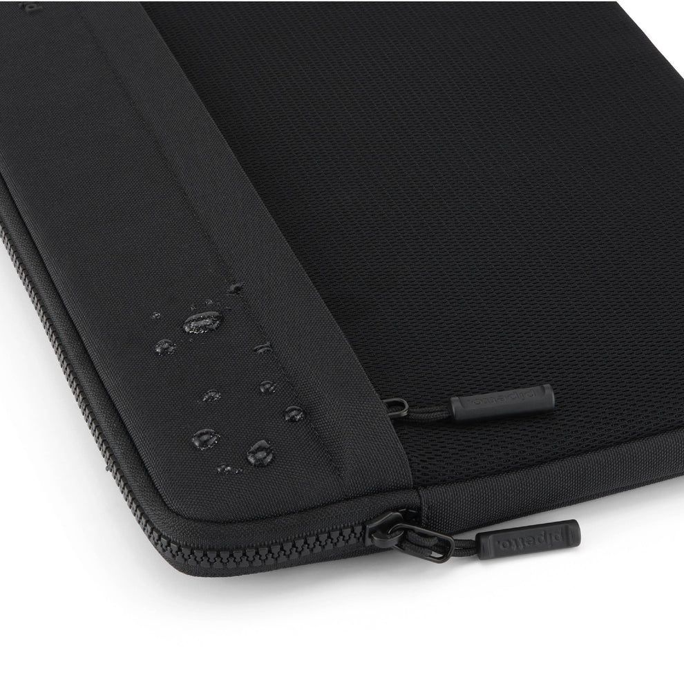 Pipetto Expand Sleeve bag for MacBook Pro 14/Air 13.6 Black Pipetto Expand Sleeve bag for MacBook Pro 14/Air 13.6 Black