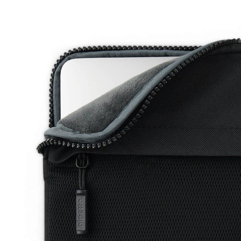 Pipetto Expand Sleeve bag for MacBook Pro 14/Air 13.6 Black Pipetto Expand Sleeve bag for MacBook Pro 14/Air 13.6 Black
