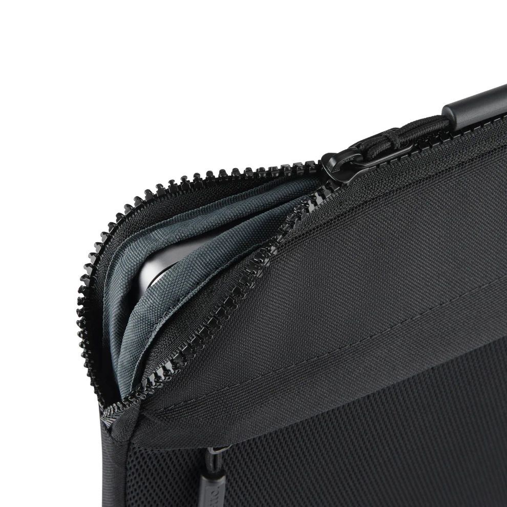 Pipetto Expand Sleeve bag for MacBook Pro 14/Air 13.6 Black Pipetto Expand Sleeve bag for MacBook Pro 14/Air 13.6 Black
