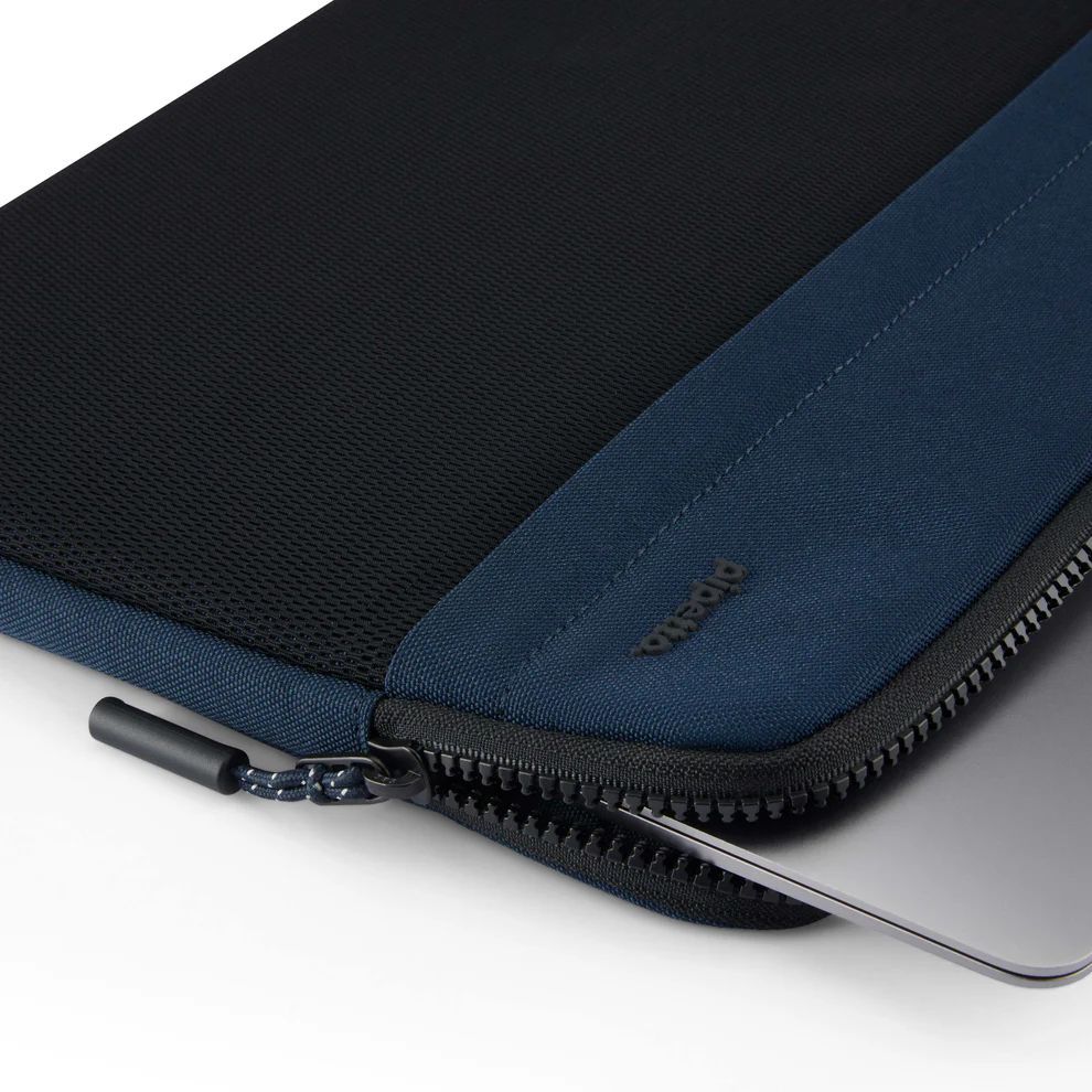 Pipetto Expand Sleeve bag for MacBook Pro 14/Air 13.6 Dark Blue Pipetto Expand Sleeve bag for MacBook Pro 14/Air 13.6 Dark Blue