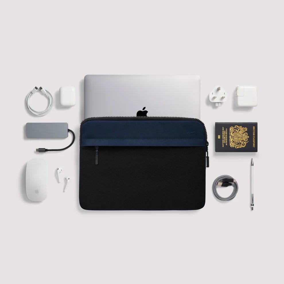 Pipetto Expand Sleeve bag for MacBook Pro 14/Air 13.6 Dark Blue Pipetto Expand Sleeve bag for MacBook Pro 14/Air 13.6 Dark Blue