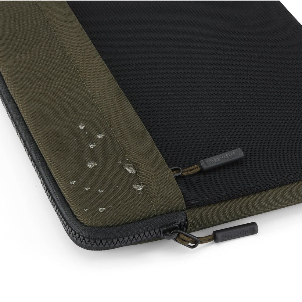 Pipetto Expand Sleeve bag for MacBook Pro 14/Air 13.6 Dark Green