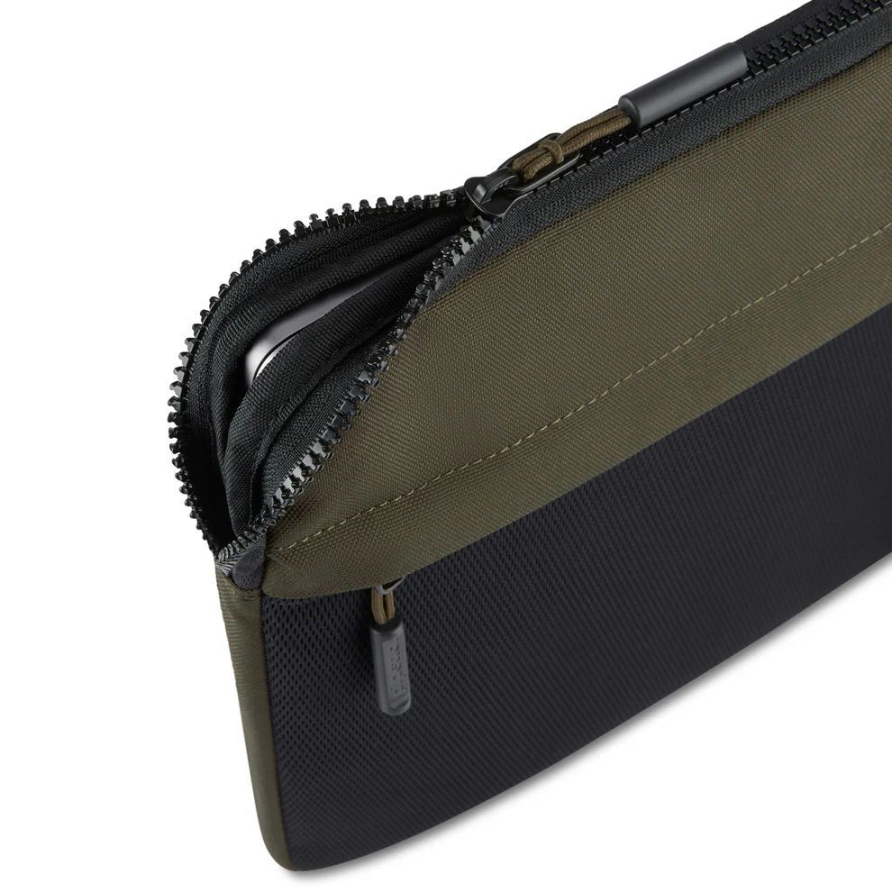 Pipetto Expand Sleeve bag for MacBook Pro 14/Air 13.6 Dark Green