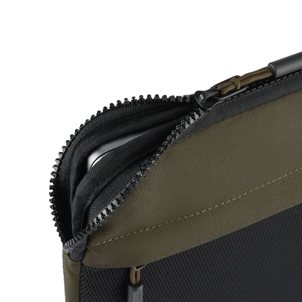 Pipetto Expand Sleeve bag for MacBook Pro 14/Air 13.6 Dark Green