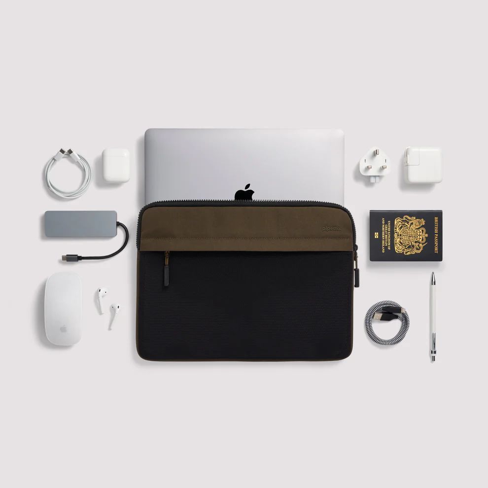 Pipetto Expand Sleeve bag for MacBook Pro 14/Air 13.6 Dark Green