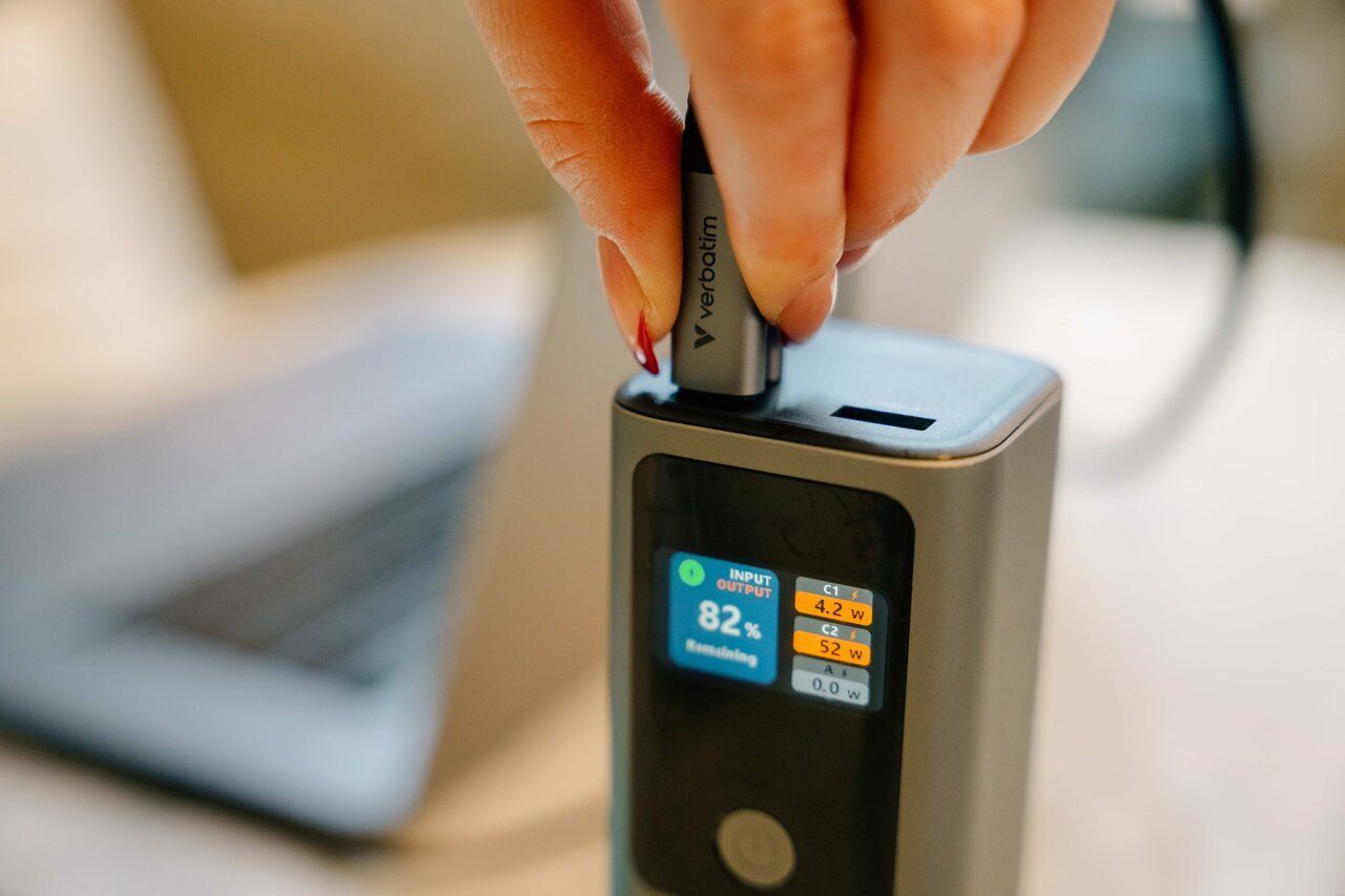 Verbatim Charge 'n' Go 27000mAh PowerBank Grey Verbatim Charge 'n' Go 27000mAh PowerBank Grey