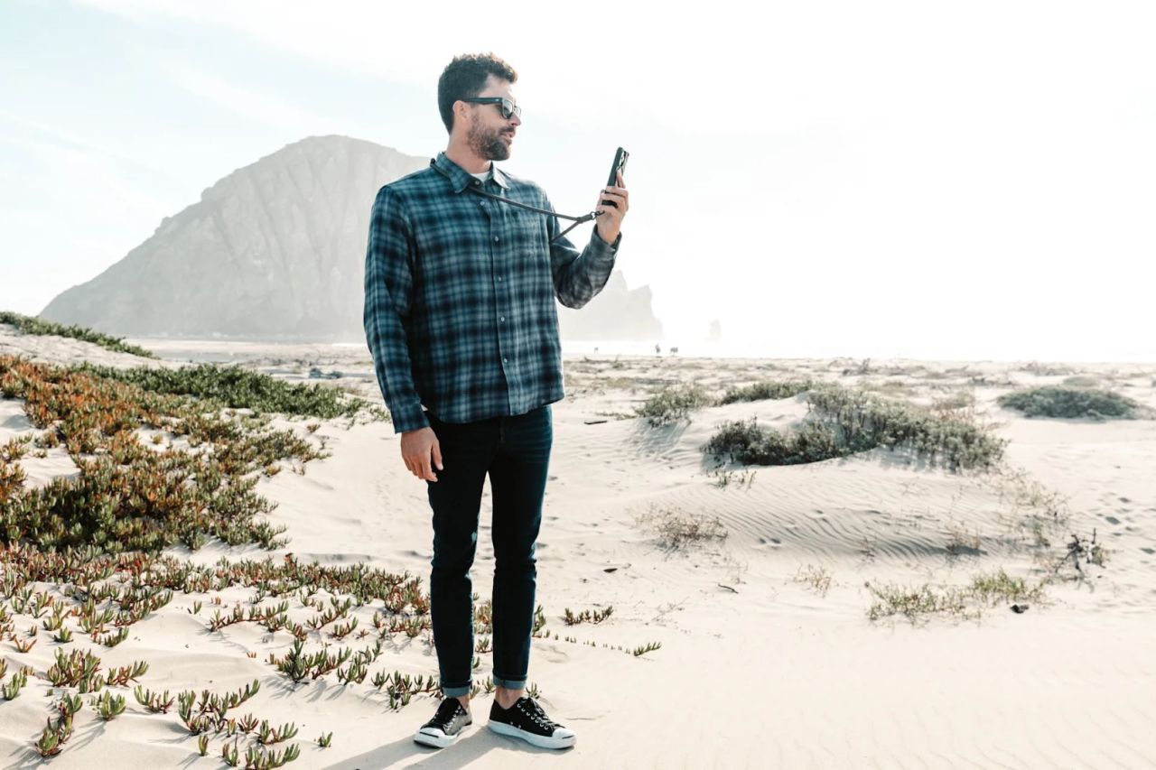 UAG Crossbody Slim Lanyard Civilian Graphite/Black UAG Crossbody Slim Lanyard Civilian Graphite/Black