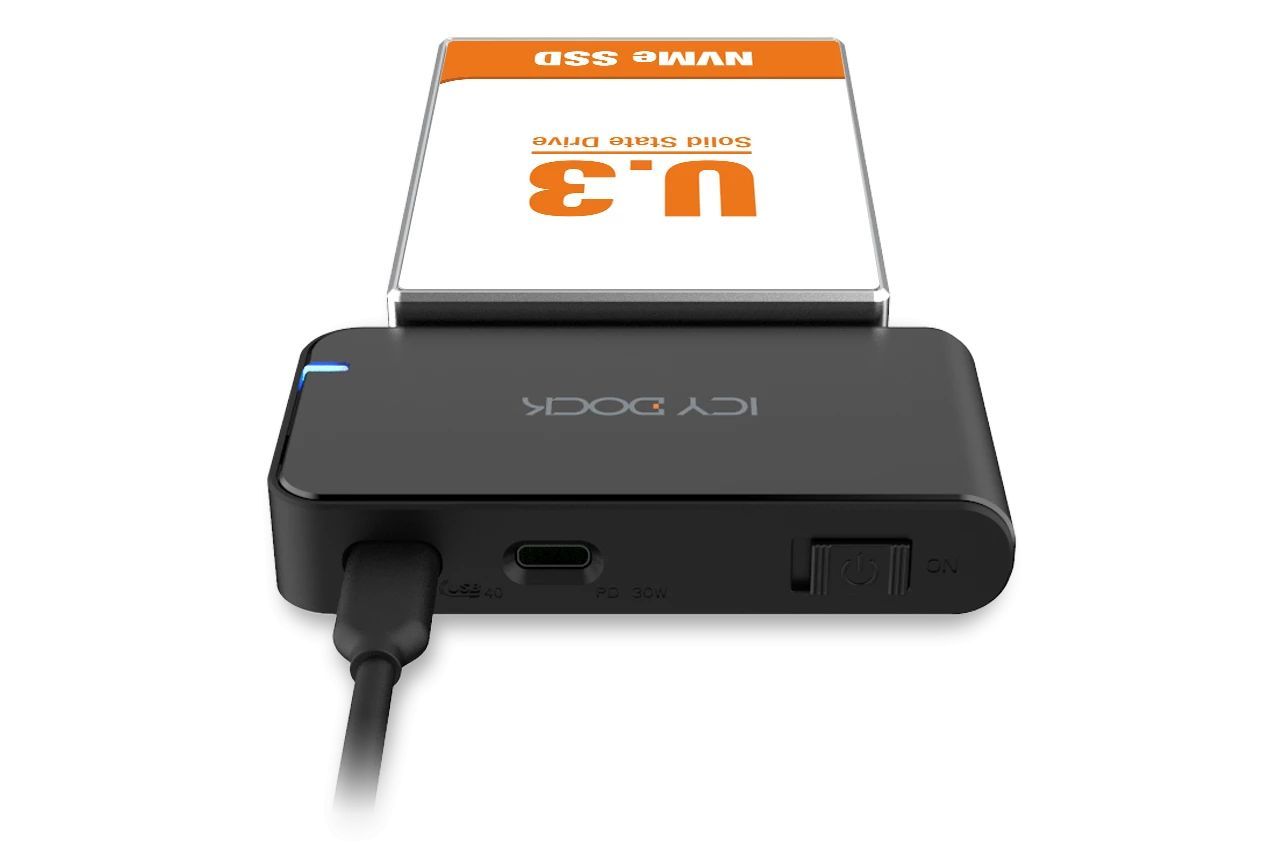 IcyDock CP134 USB4 to U.2/U.3 NVMe SSD Reader Adapter Black IcyDock CP134 USB4 to U.2/U.3 NVMe SSD Reader Adapter Black