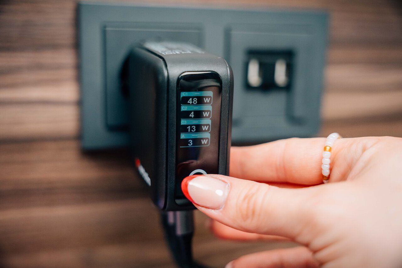 Verbatim Mini GaN Charger with Display 140W 4-Port Black Verbatim Mini GaN Charger with Display 140W 4-Port Black
