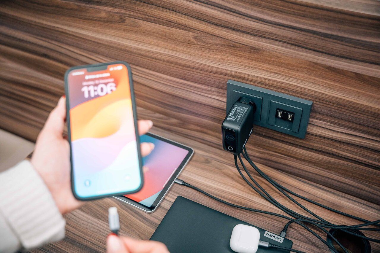 Verbatim Mini GaN Charger with Display 140W 4-Port Black Verbatim Mini GaN Charger with Display 140W 4-Port Black