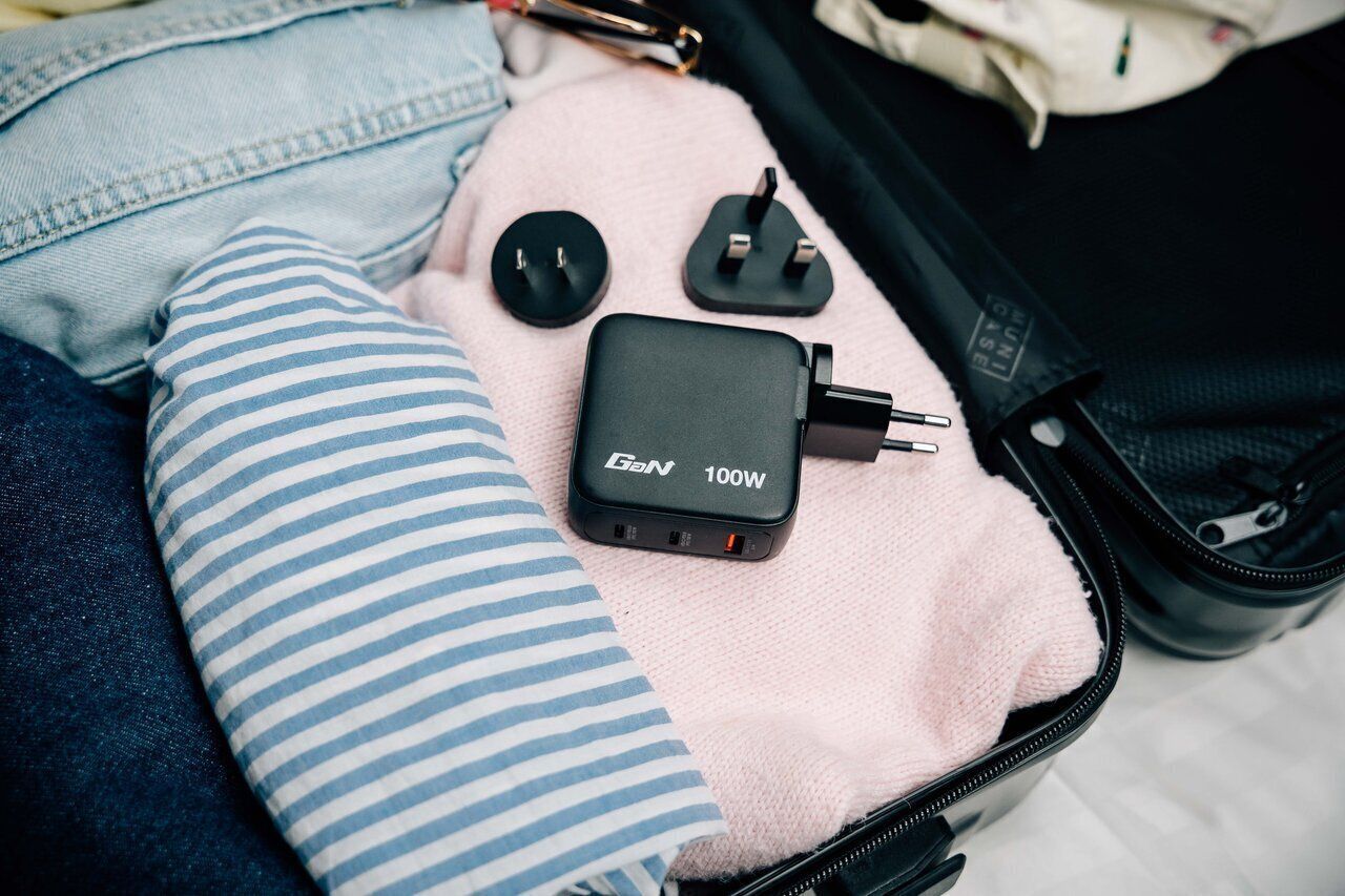 Verbatim Mini GaN Charger with Display 100W 3-Port Black Verbatim Mini GaN Charger with Display 100W 3-Port Black