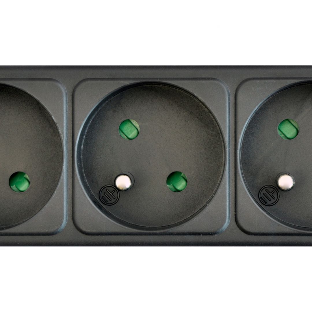 Akyga AK-SP-05U Túlfeszültségvédő Kapcsolóval 5DIN 1,5m Black Akyga AK-SP-05U Túlfeszültségvédő Kapcsolóval 5DIN 1,5m Black