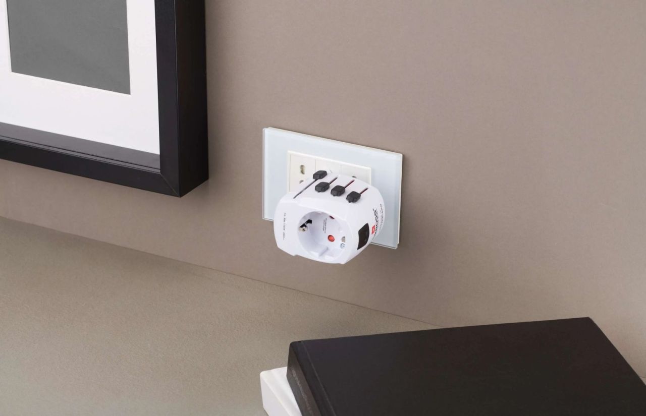 SKROSS World Travel utazóknak földelt Adapter White
