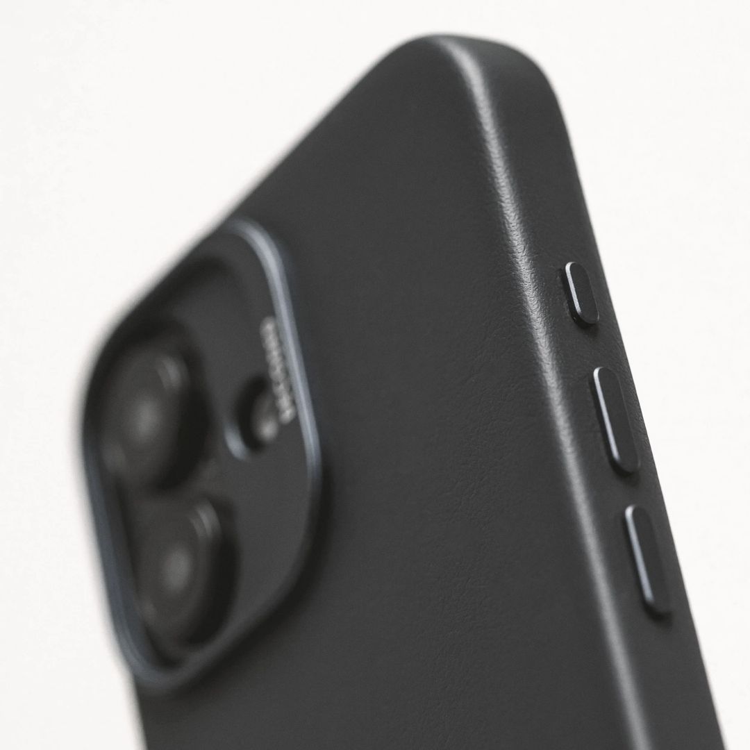 Decoded Leather Backcover for iPhone 16 Black