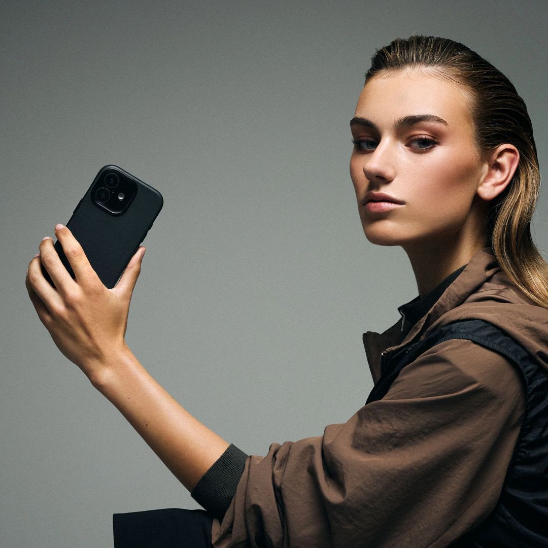 Decoded Leather Backcover iPhone 17 Black