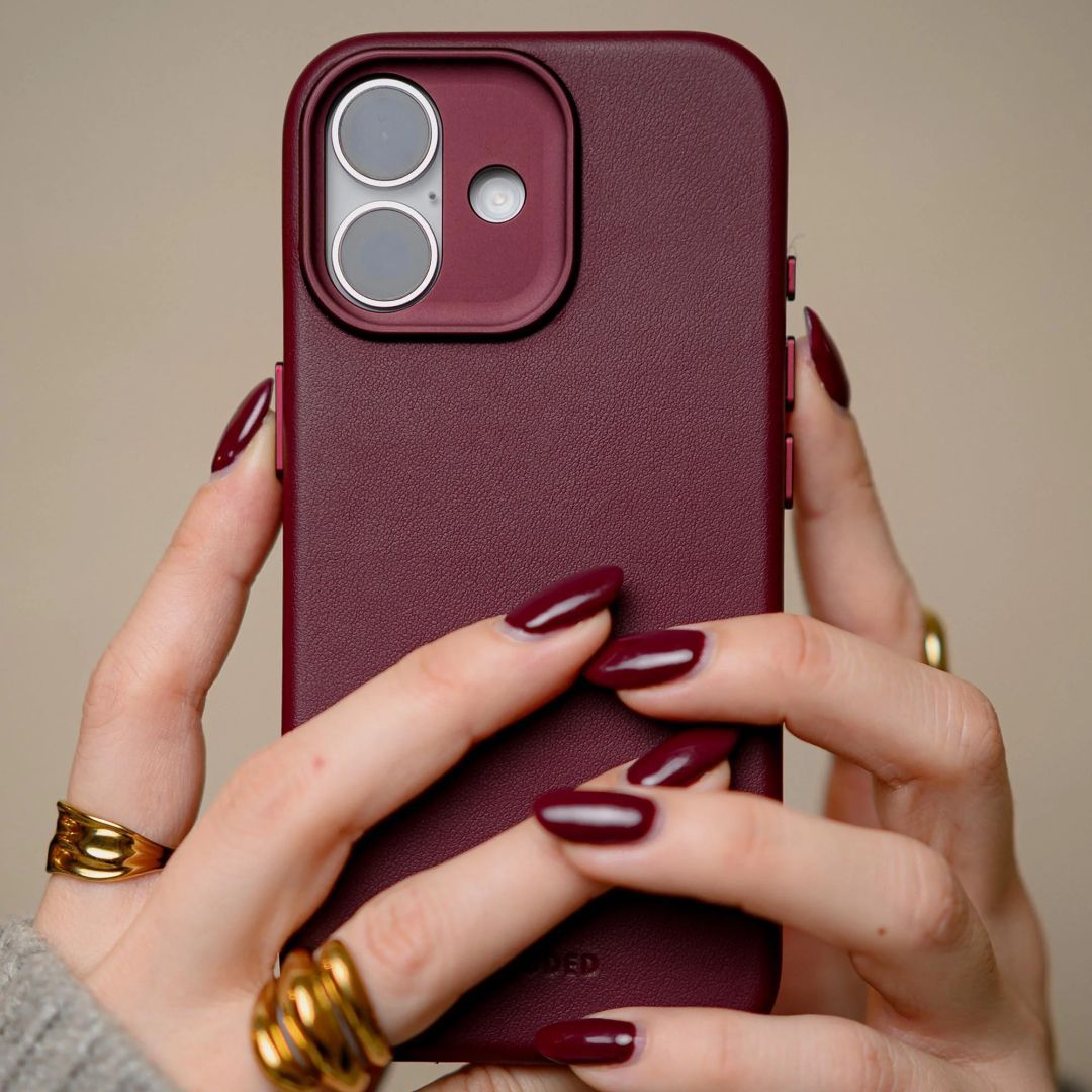 Decoded Leather Backcover for iPhone 17 Dark Ruby