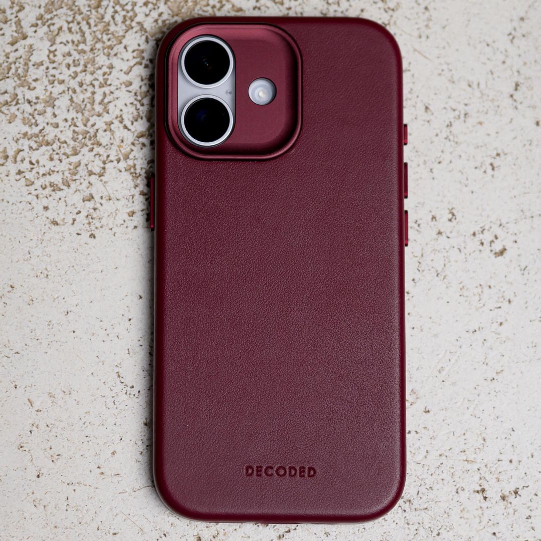 Decoded Leather Backcover for iPhone 17 Dark Ruby