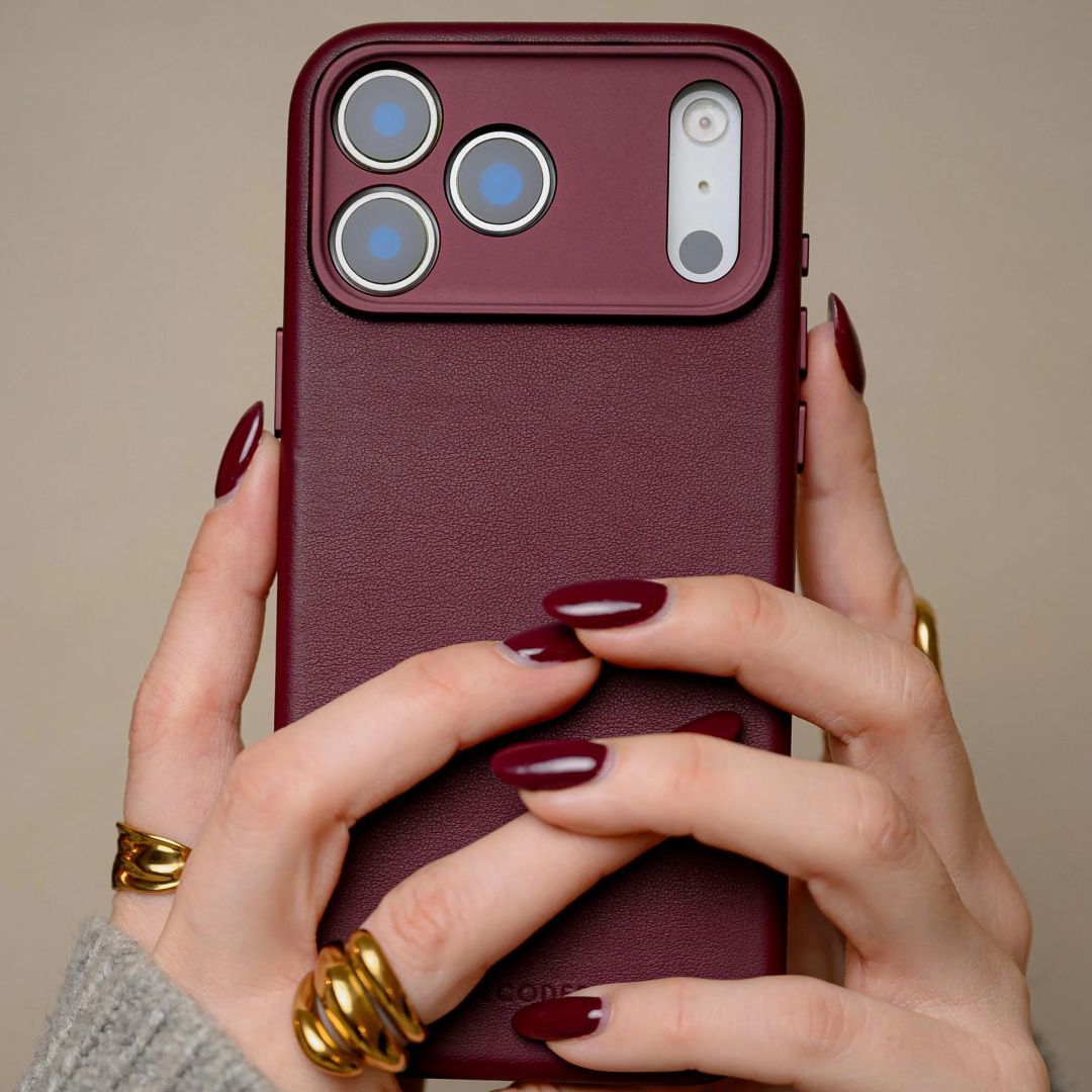 Decoded Leather Backcover iPhone 17 Pro Dark Ruby
