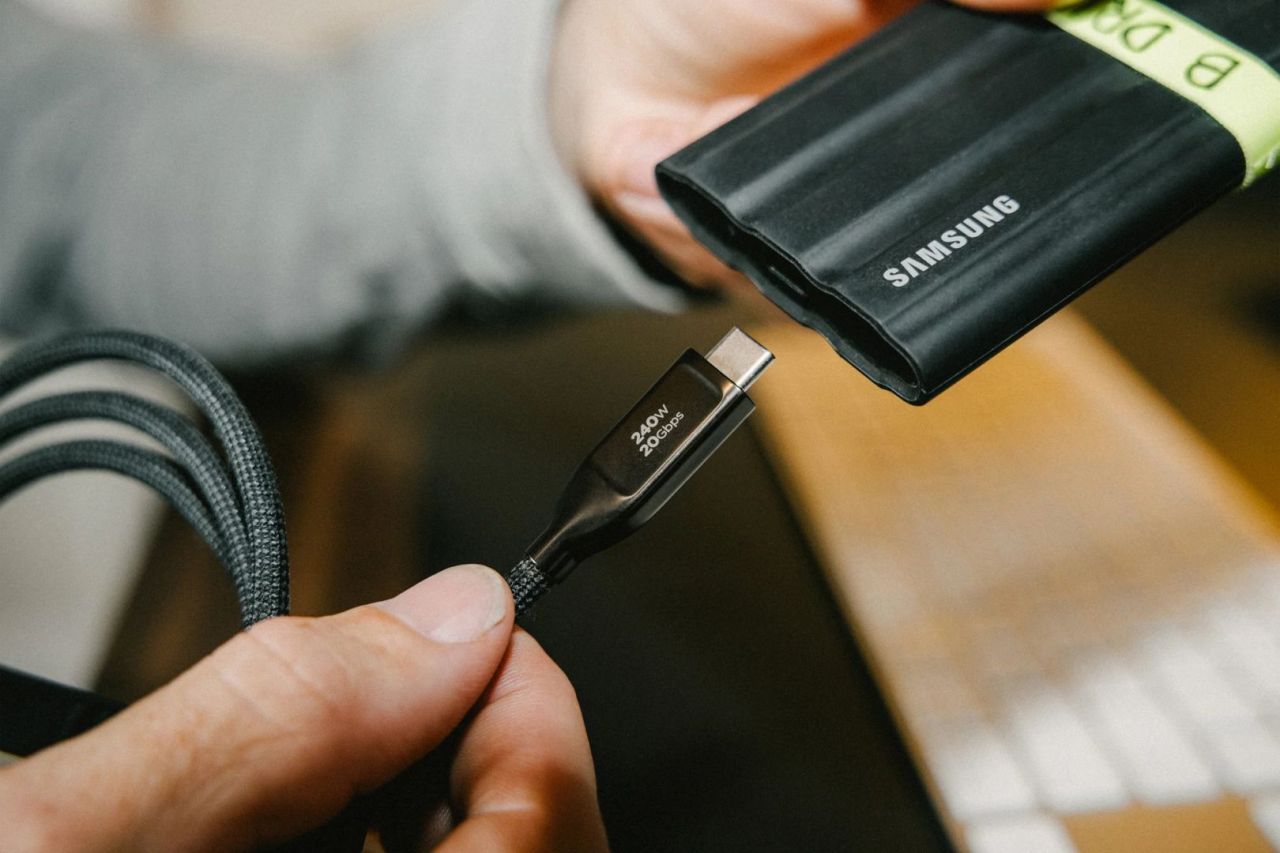 Nomad USB4 Kevlar cable USB-C to USB-C 1m Black Nomad USB4 Kevlar cable USB-C to USB-C 1m Black